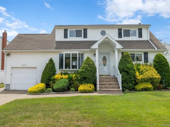 22 Marilyn Court, West Babylon, NY 11704