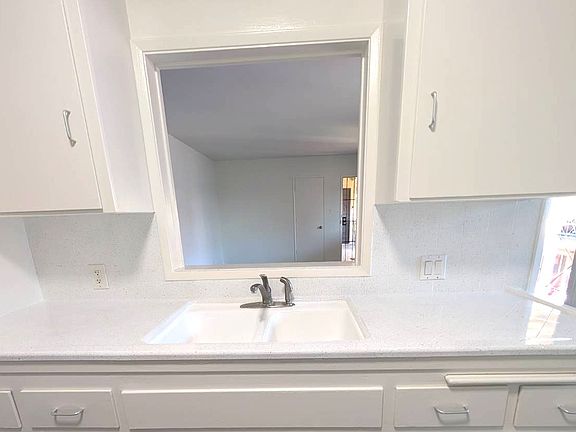3rd image of 3694 Redondo Beach Blvd