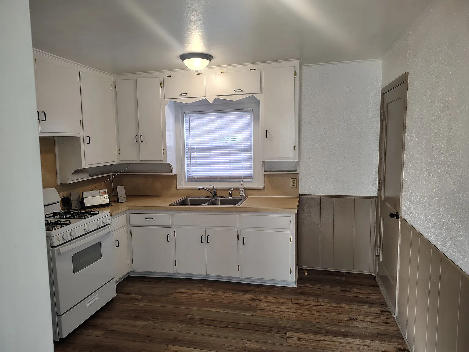5680 N Lewis Ave — Photo 4