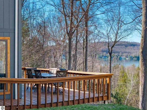 4692 E Duck Lake Rd, Lake Leelanau, MI 49653