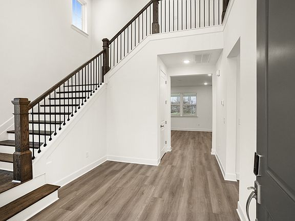 4th image of 111 E Hill St