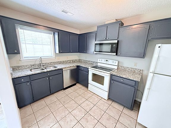 2nd image of 1001 Creekside Pl