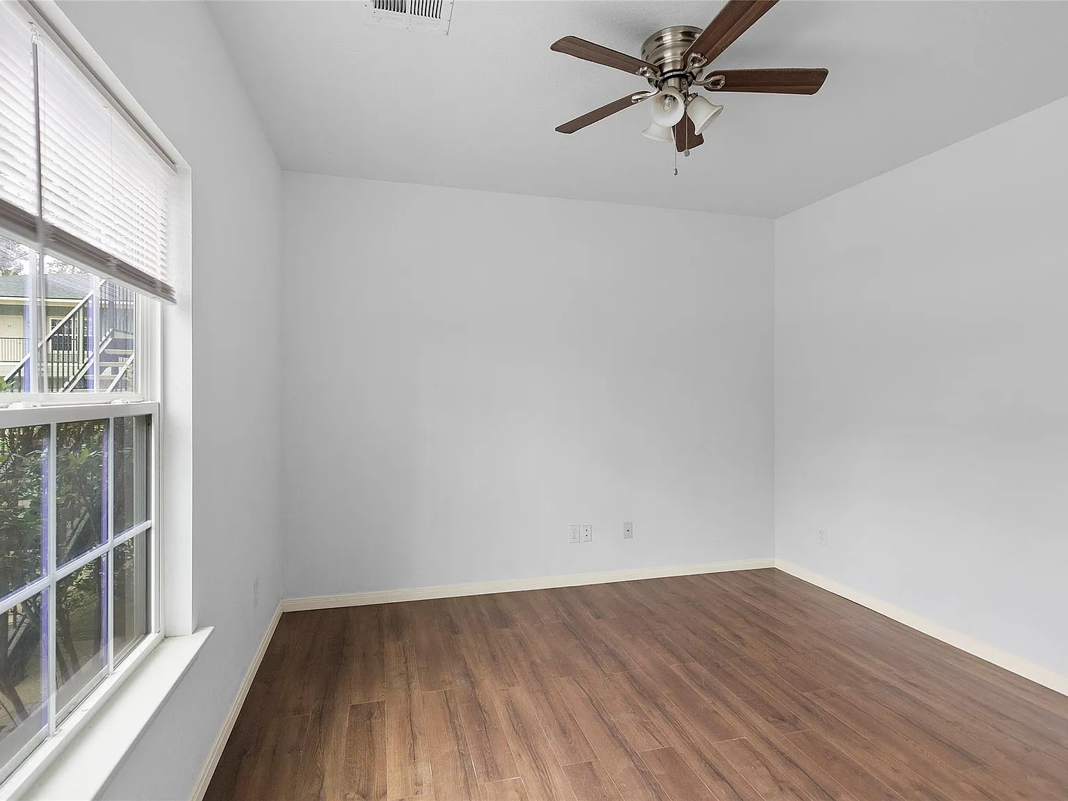 2 bed, 1.0 bath, 900 sqft, $1,050 — Photo 4