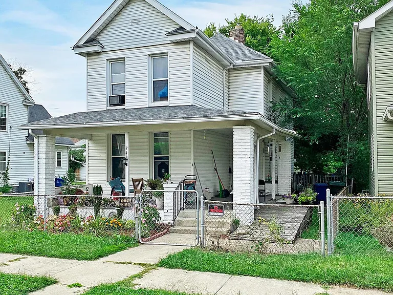 748 Campbell Ave — Photo 1