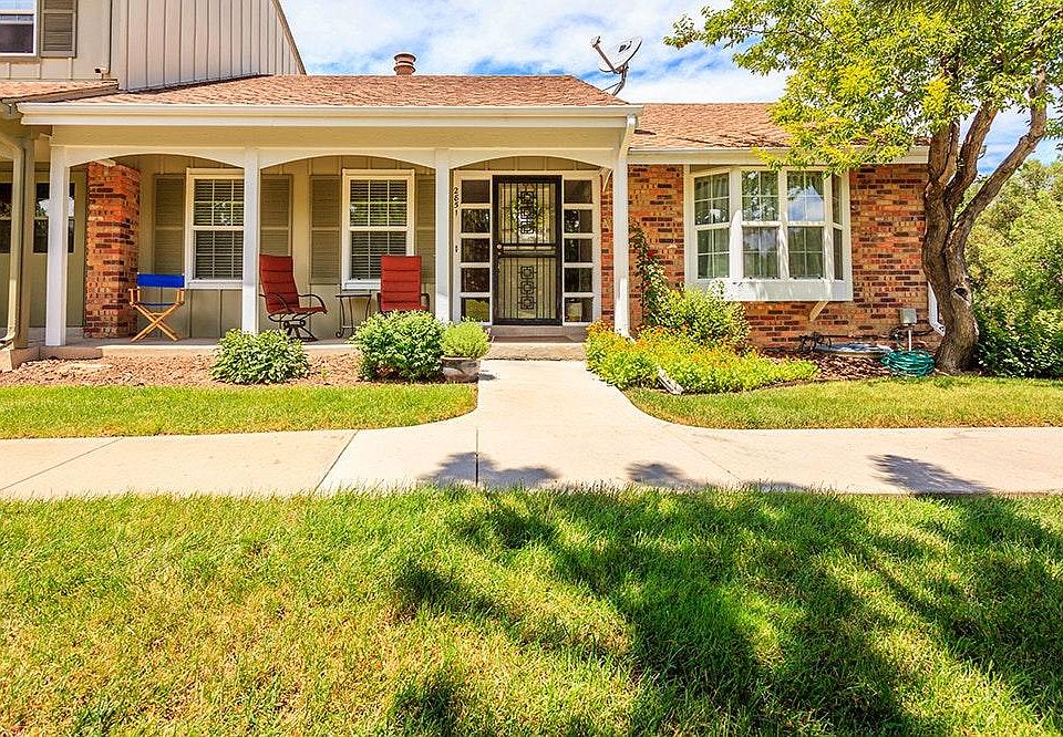 Established community of the Knolls Townhomes, walking dista