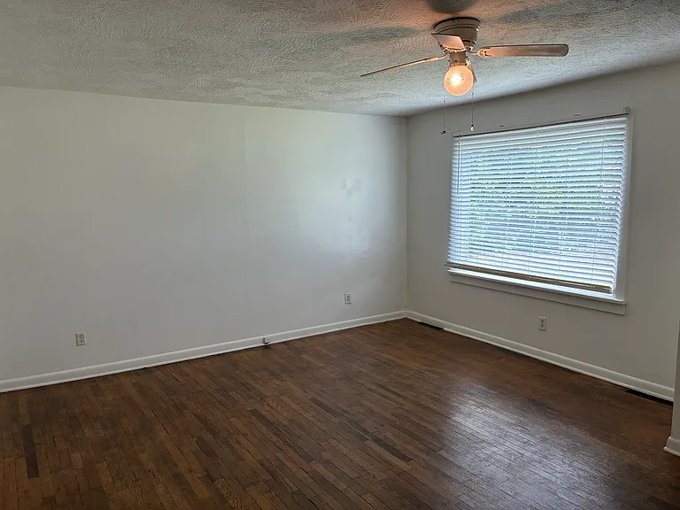 504 E Sunshine St — Photo 4