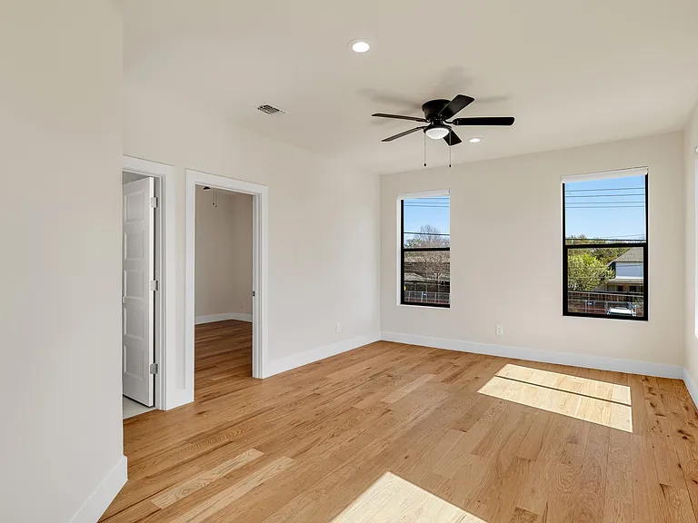6449 Royalton Dr — Photo 28