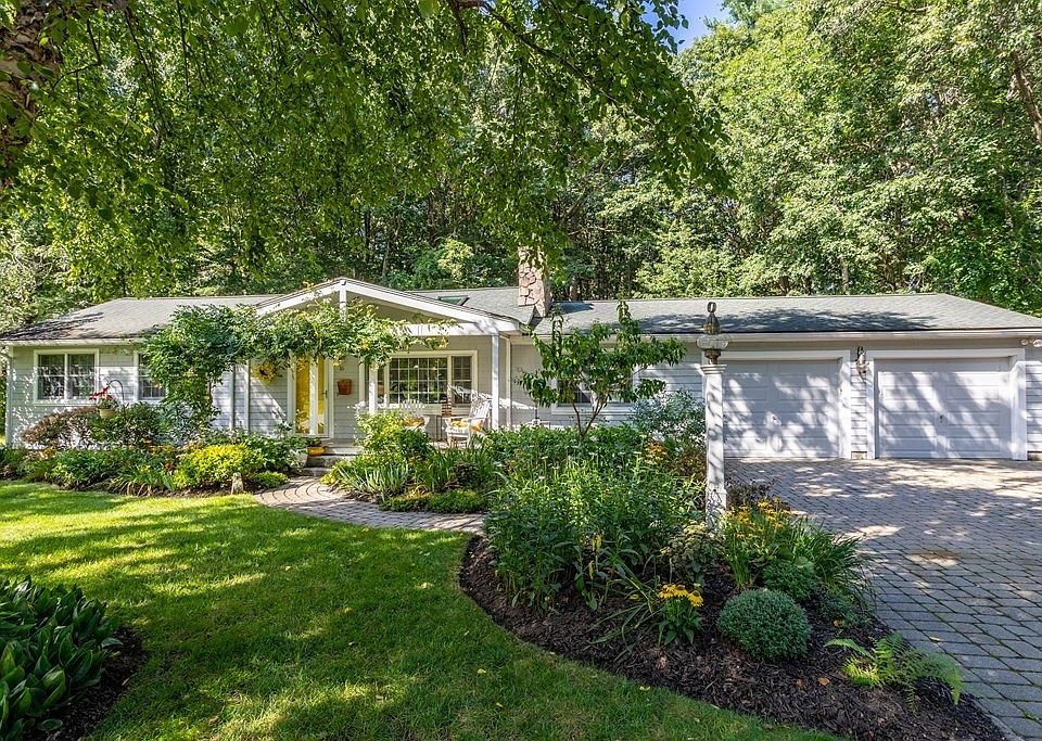 1st image of 16 Castlewood Dr