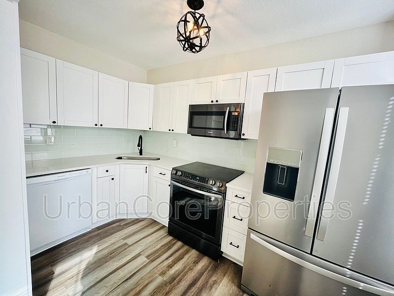 1st image of 360 13th Ave NE APT 11
