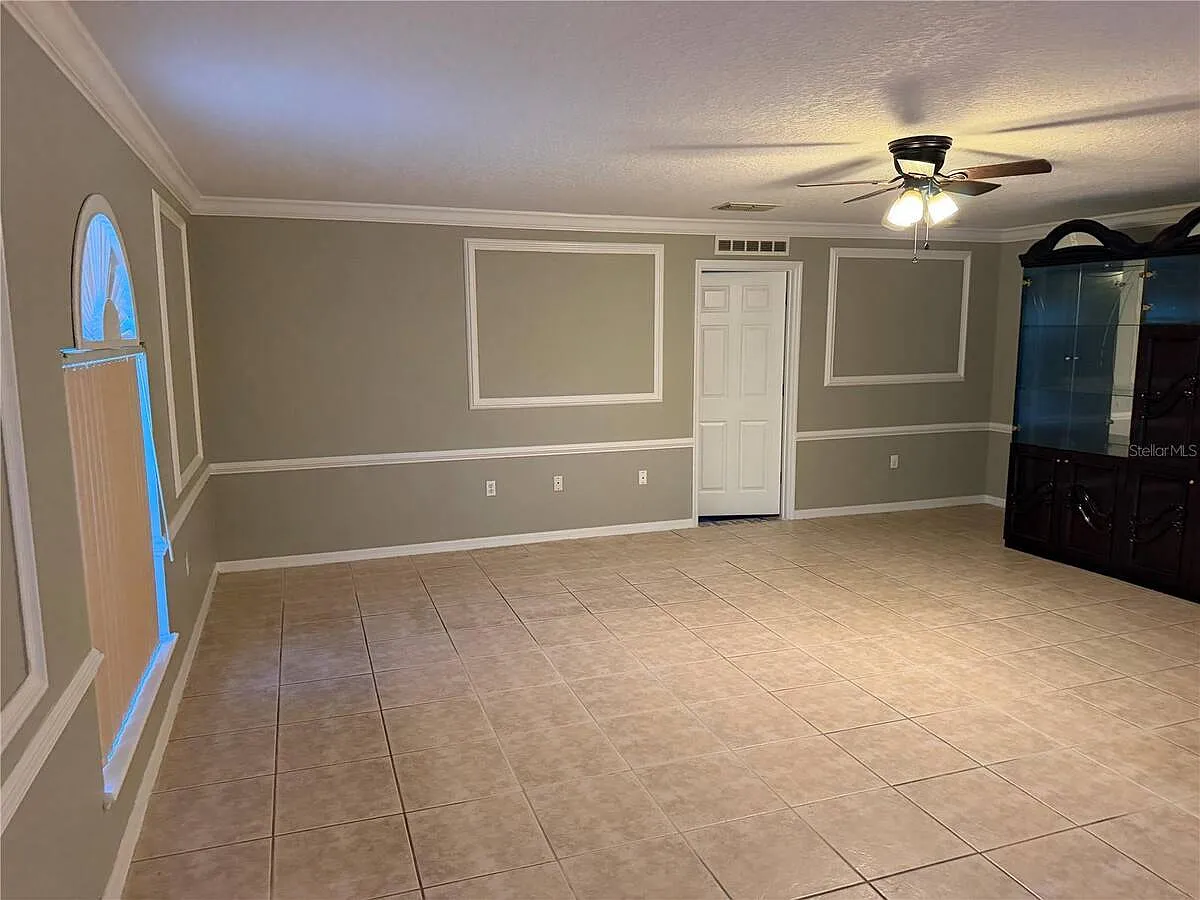 6 bed, 4.5 bath, 3952 sqft, $3,400 — Photo 2