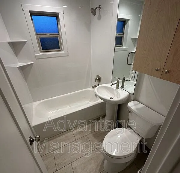 467 E Elm St — Photo 4