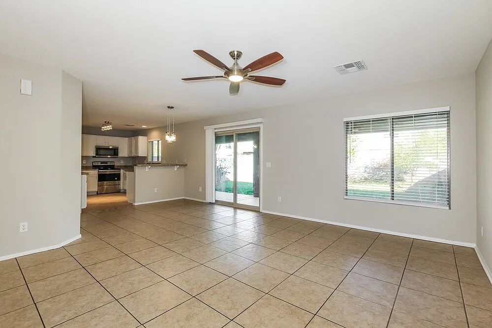 4 bed, 2.5 bath, 1978 sqft, $2,230 — Photo 4