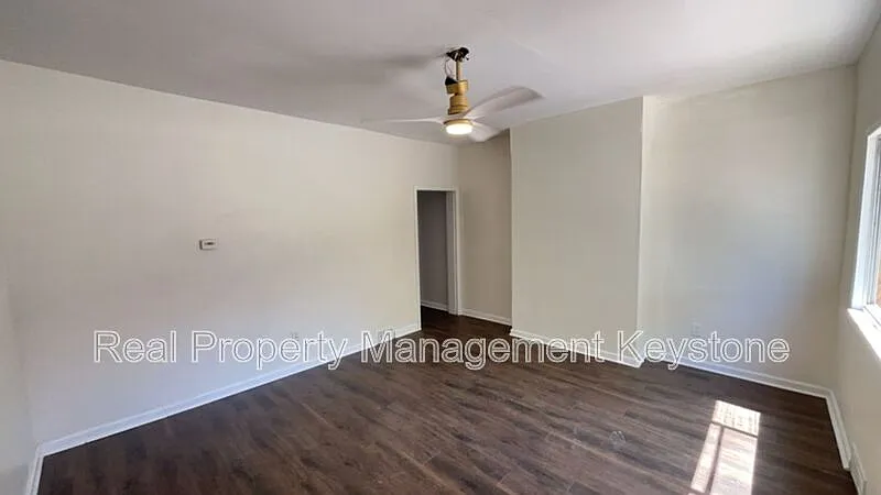 2 bed, 1.0 bath, $1,100 — Photo 2
