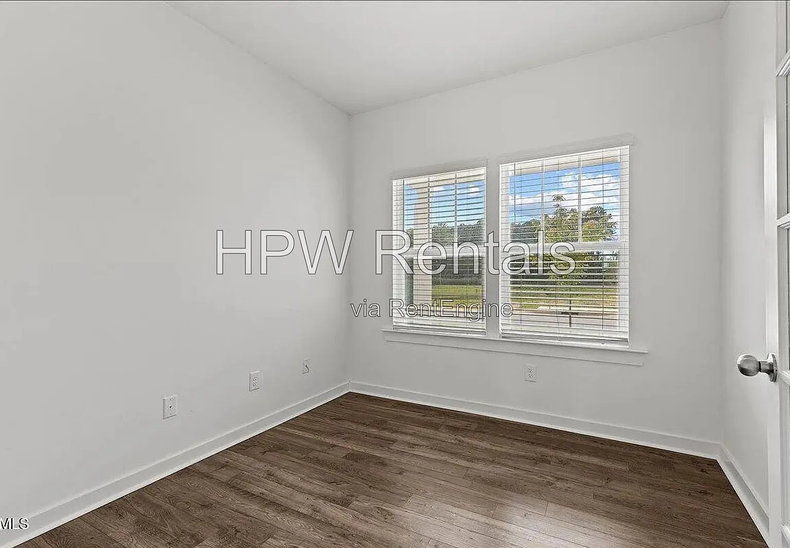 4 bed, 2.5 bath, 2516 sqft, $2,350 — Photo 4