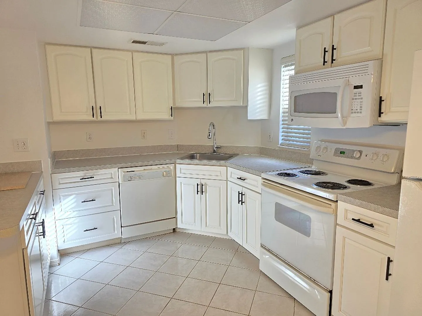 Great Location 2 Bedroom 1.5 bath First Floor Condo off Chiquita and Cape Coral Pkwy — Photo 4