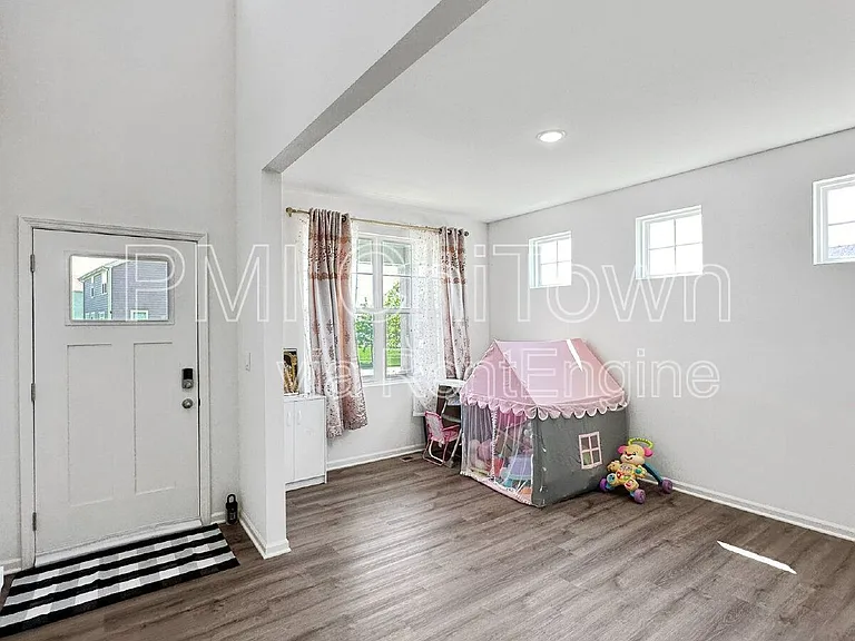 765 Kentshire Cir — Photo 4