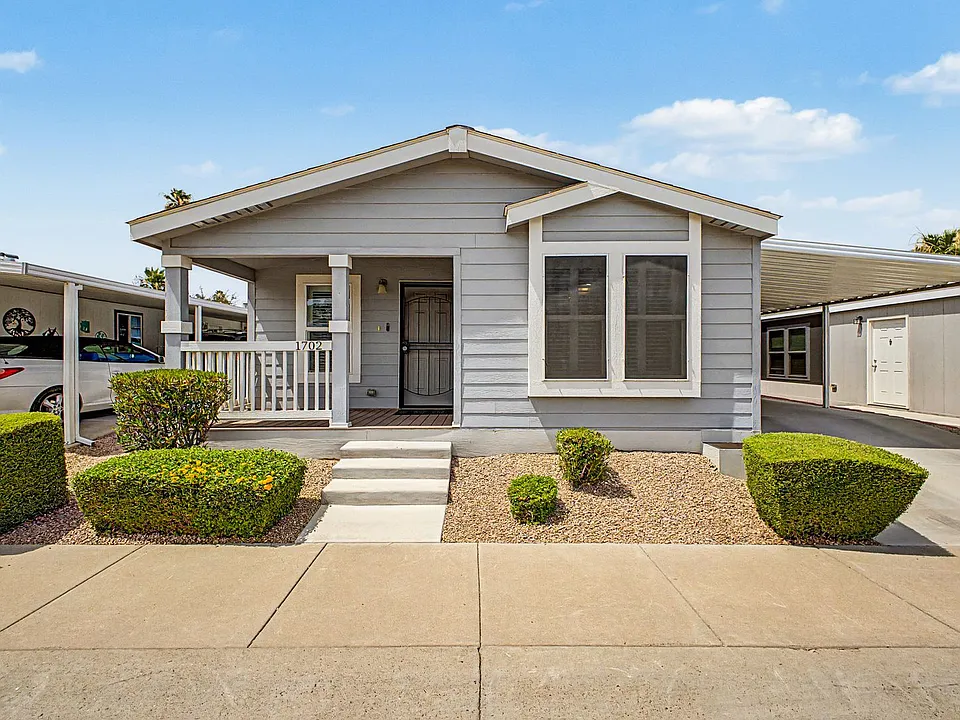 1702 E Michelle Dr