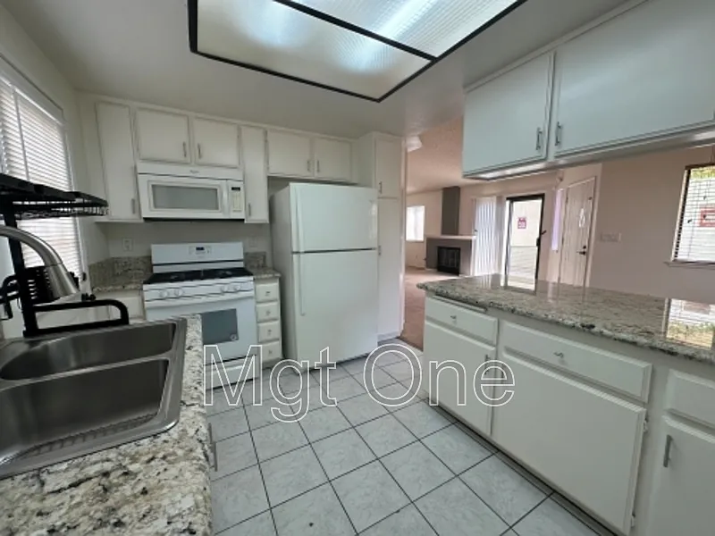 3 bed, 2.0 bath, 1207 sqft, $2,895 — Photo 2