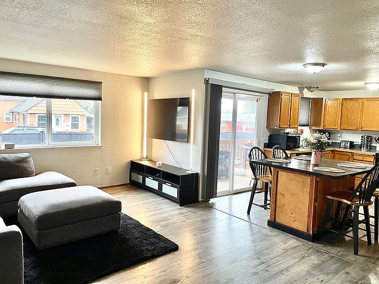 689 SW William Ave — Photo 11