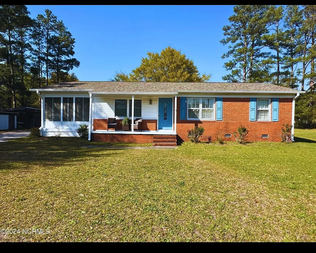Photo 2 of 10 - 452 Nine Foot Rd - Newport, NC Building Photo - 452 Nine Foot Rd