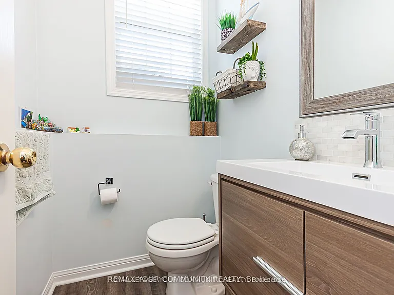 688 Hamilton Cres — Photo 9