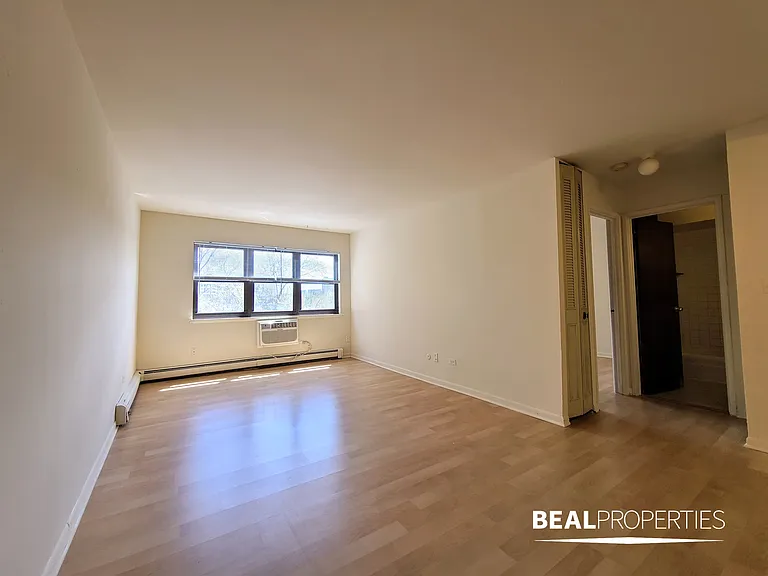 445 W Barry — Photo 103