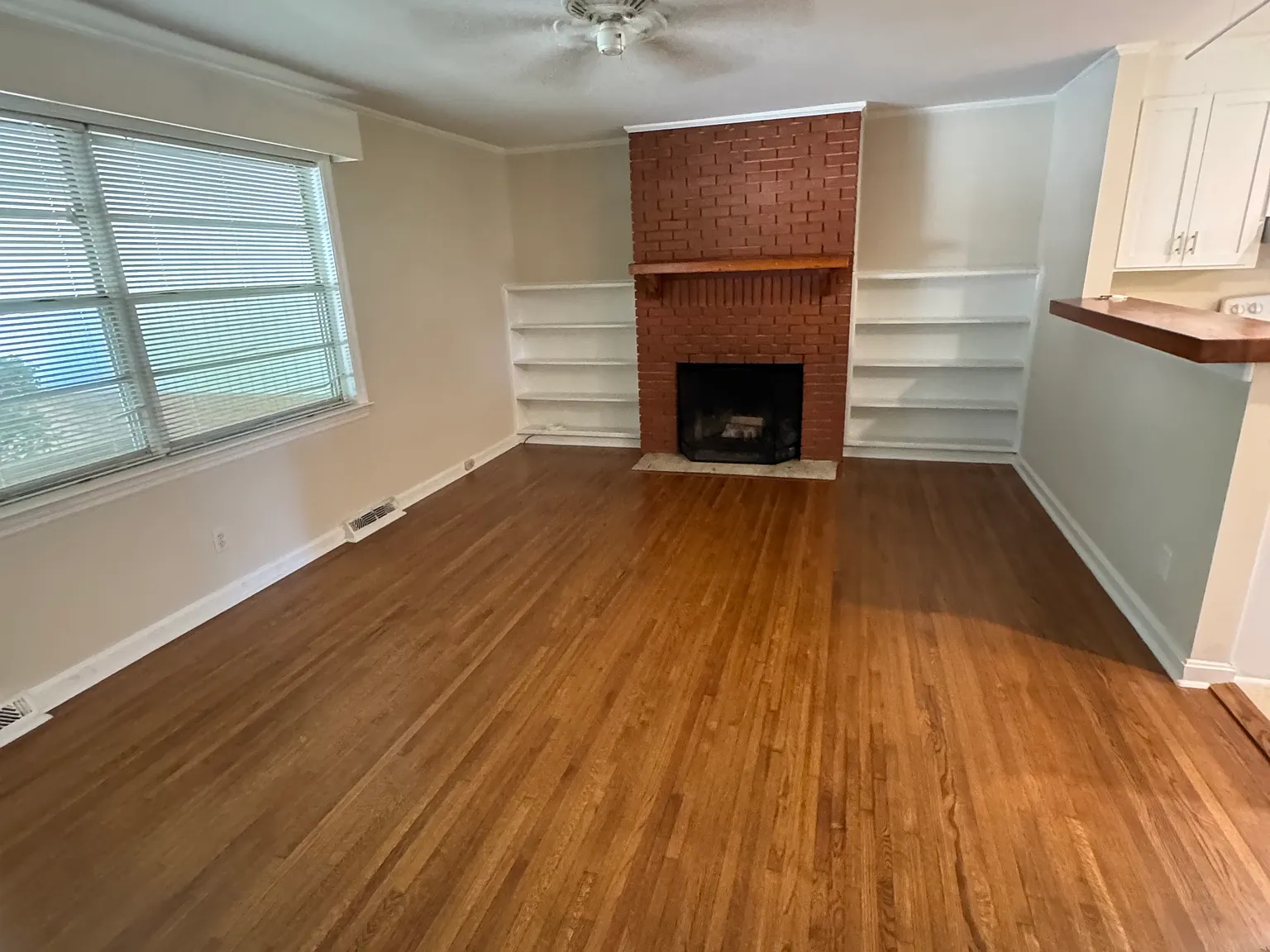 3 bed, 1.5 bath, 1300 sqft, $2,400 — Photo 4