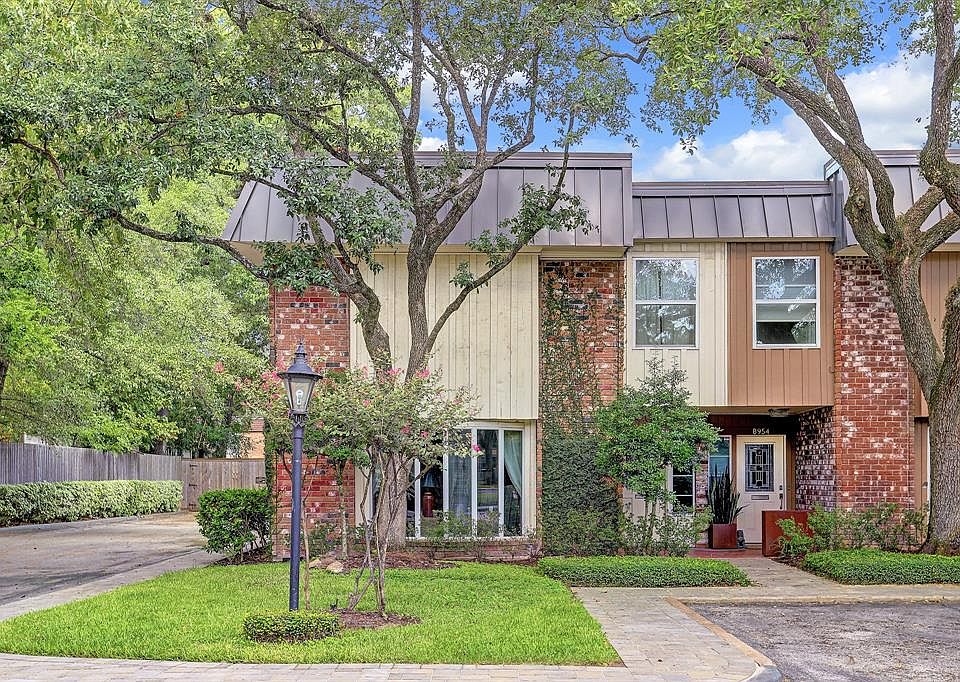 1st image of 8956 Chatsworth Dr #8956