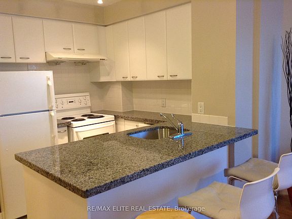 5th image of 36 Lee Centre Dr #912