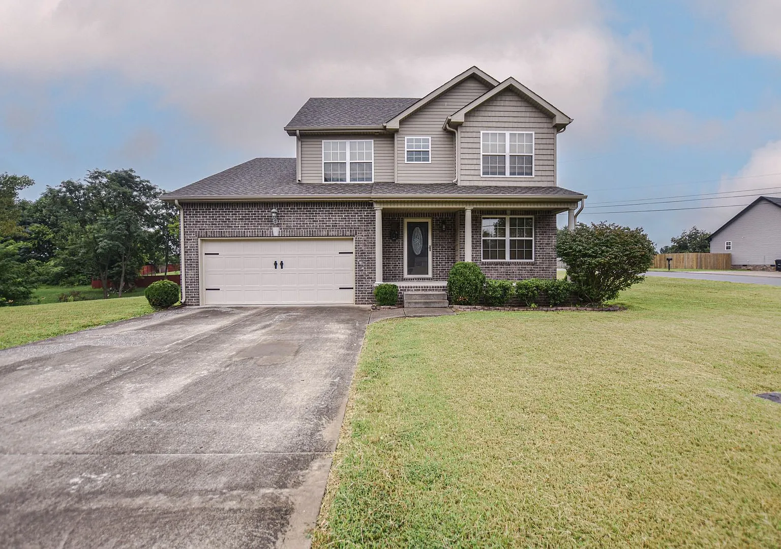 Pet Friendly Four Bedroom! — Photo 1