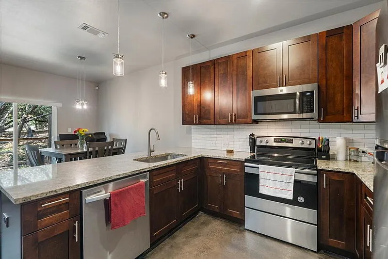 3 bed, 2.5 bath, 1298 sqft, $1,900 — Photo 2