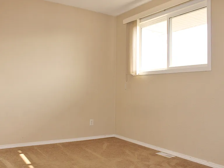 1700 Willowbrook Cres — Photo 8