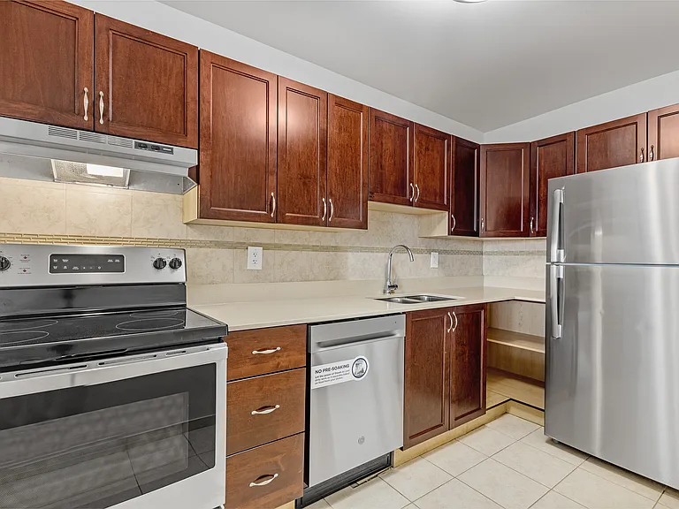 211 Wurtemburg St — Photo 17