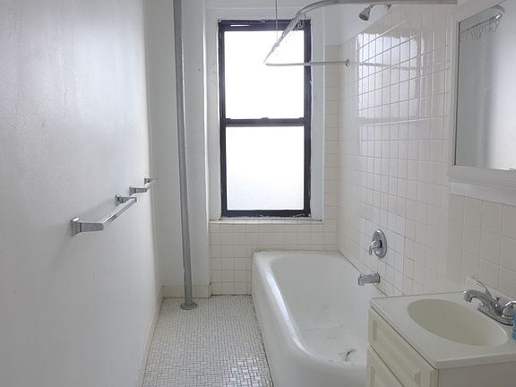 5th image of 4791 Broadway APT 2C