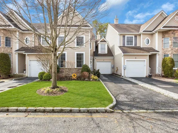 8 Eagle Circle #8, Bohemia, NY 11716