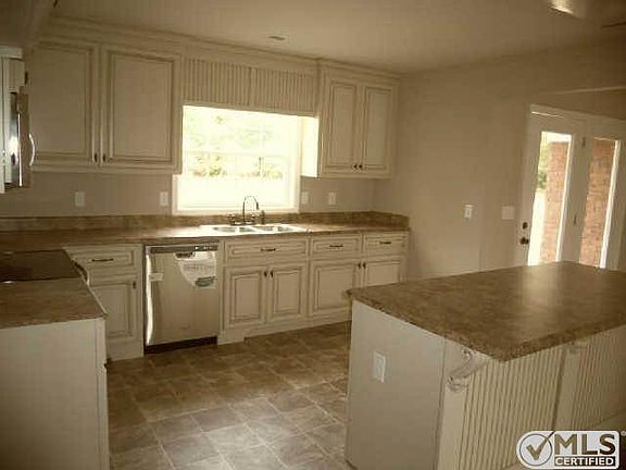 5th image of 25 Brookwood Dr