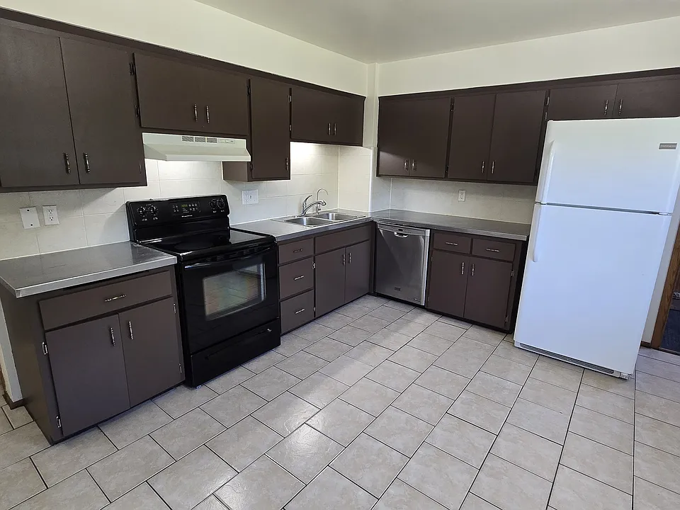 Spacious Eat-In Kitchen