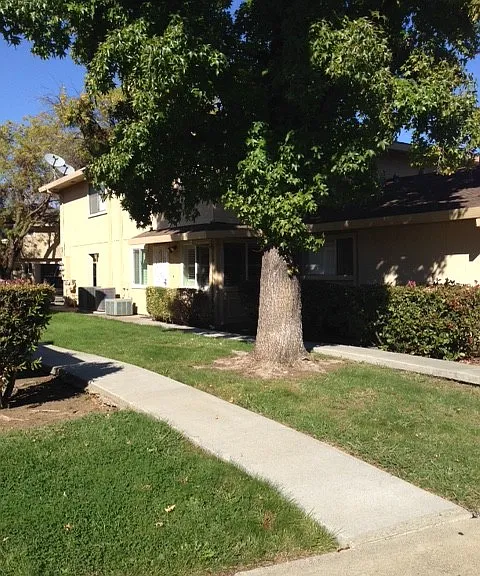 1971 Eastwood Dr — Photo 2
