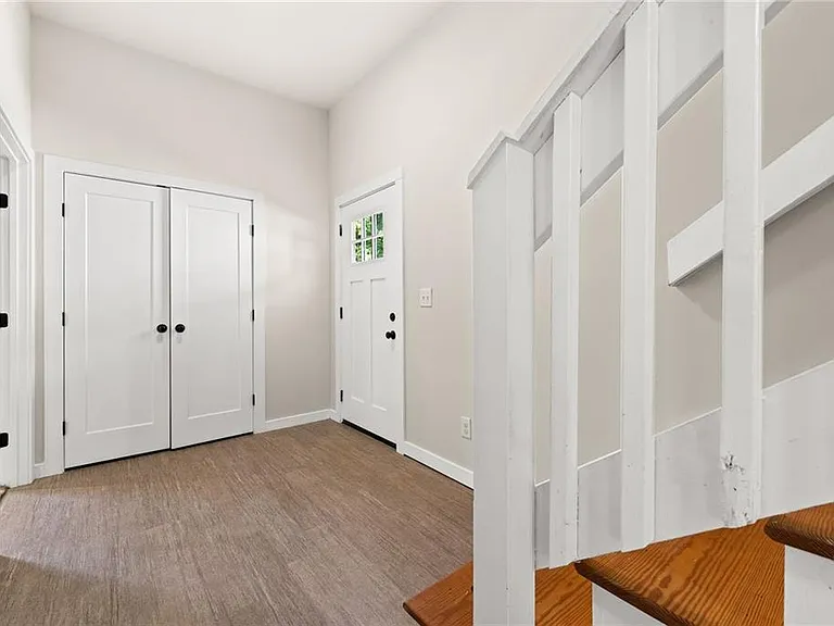 221 Columbus Dr — Photo 15