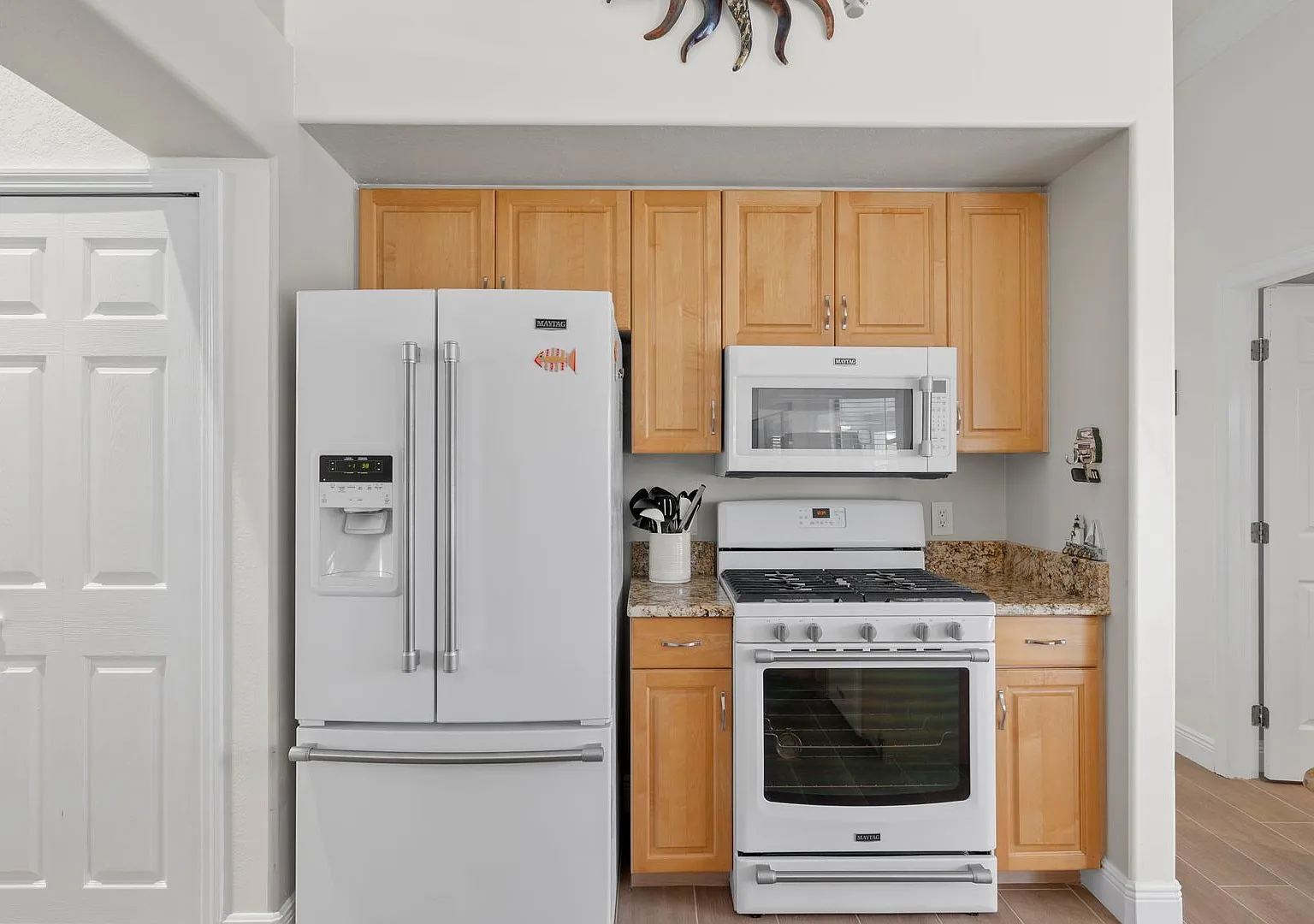 3 bed, 2.0 bath, 1814 sqft, $8,000 — Photo 3