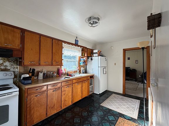 4th image of 404 Maple Ave