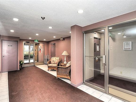 5th image of 249 Major Mackenzie Dr E #106