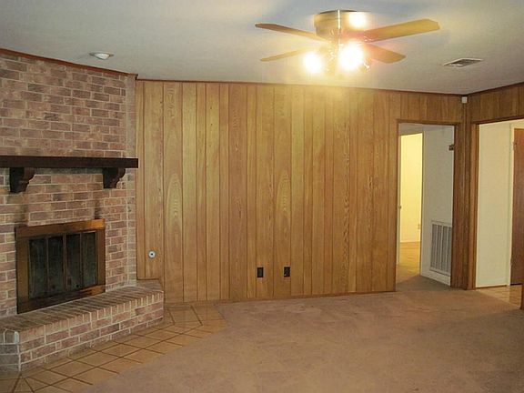 LARGE FAMILY ROOM