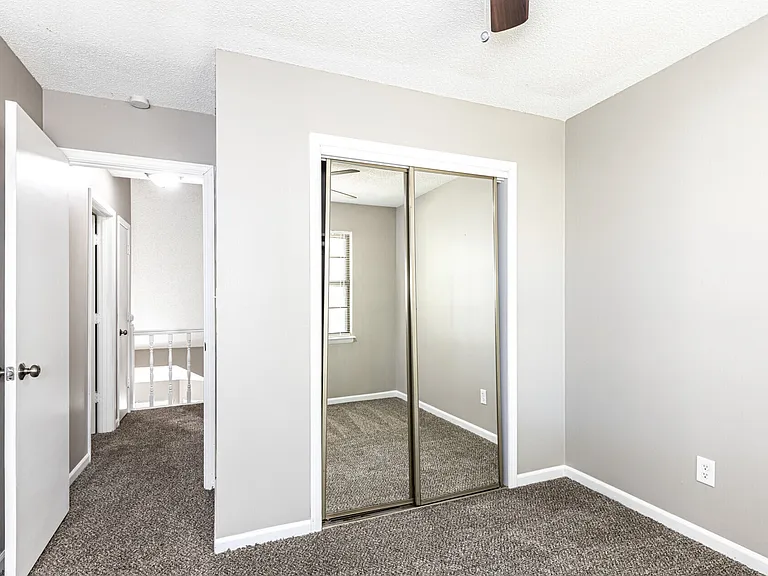 Holmesbrook Townhomes — Photo 10