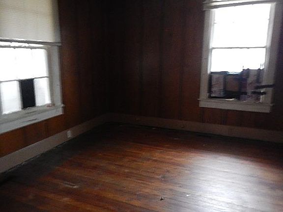 2nd image of 472 Breeze St