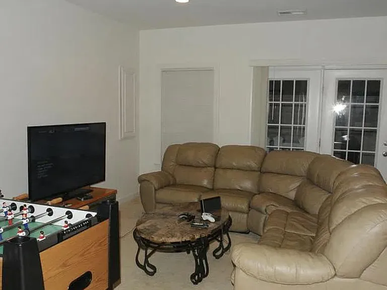 4066 Finsbury Ln — Photo 4