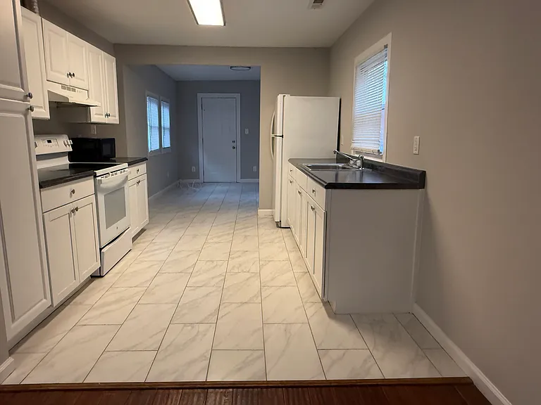 955 Bradley Ln — Photo 5