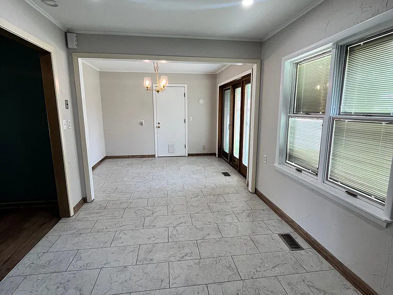 2526 W Broadway Ave — Photo 7