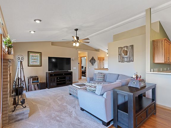 4th image of 1015 Edgeview Dr