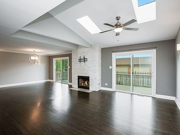 3rd image of 109 Willow Creek Ln